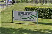 Logo de la firme Bruns visible un peu partout de la route.